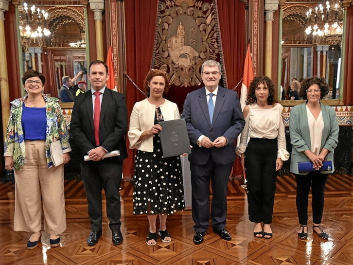 Imagen de los firmantes del pacto.