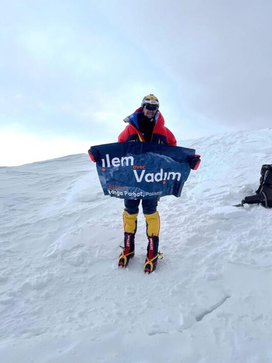 Vadim Druelle Nanga Parbateko gailurrean, abiadura errekor berria ezarri ondoren.