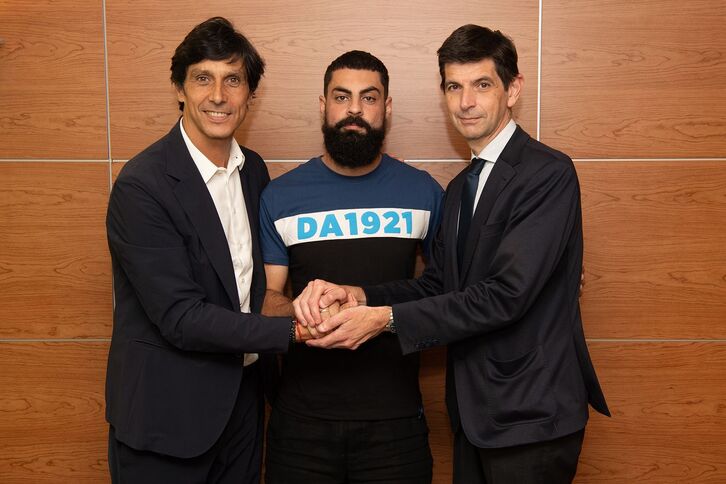Villalibre junto a Alfonso Fernández de Trocóniz, presidente del Alavés, y el director deportivo, Sergio Fernández.
