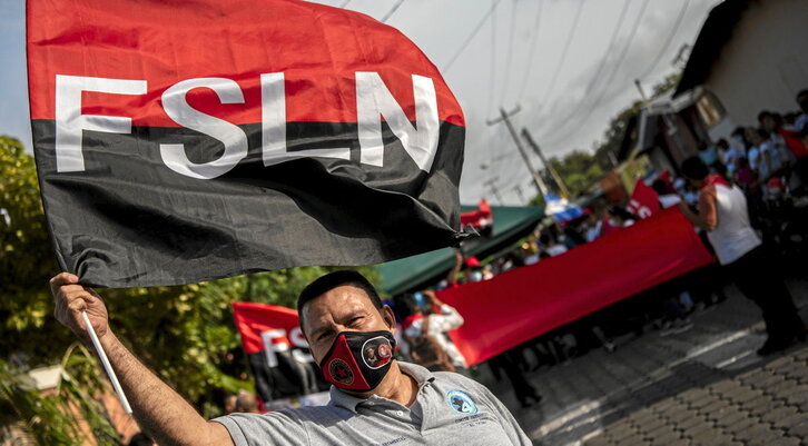 FSLNren jarraitzaile bat Managuan, iraultza sandinistaren 42. urteurreneko ospakizunetan.