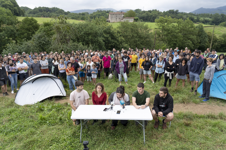 Zazpi auzipetuetatik bost, mahaiaren bueltan agerraldi jendetsu honetan.