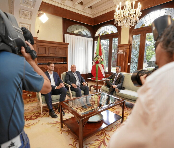Toma de imágenes de la reunión del PNV con el lehendakari, Imanol Pradales.