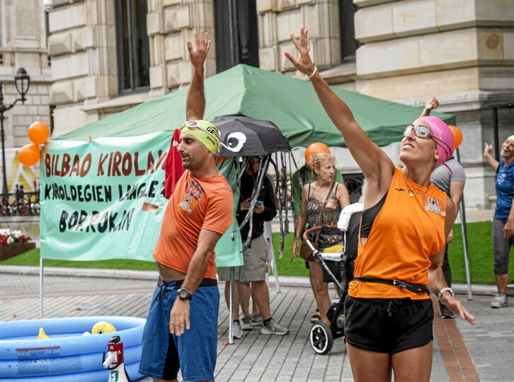 Bilboko kiroldegietako langileen mobilizazioa Bizkaiko Foru Jauregiaren aurrean.