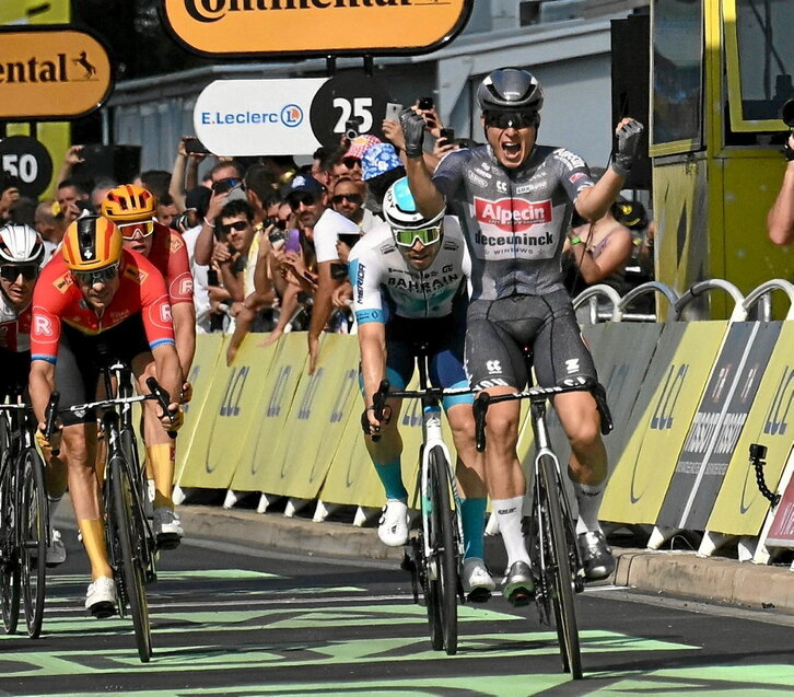 Jasper Philipsen fue muy superior a sus rivales en la meta de Nimes.