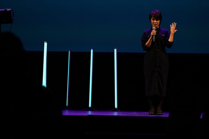 Zinebiren inaugurazio ekitaldiaren une bat, irudian.