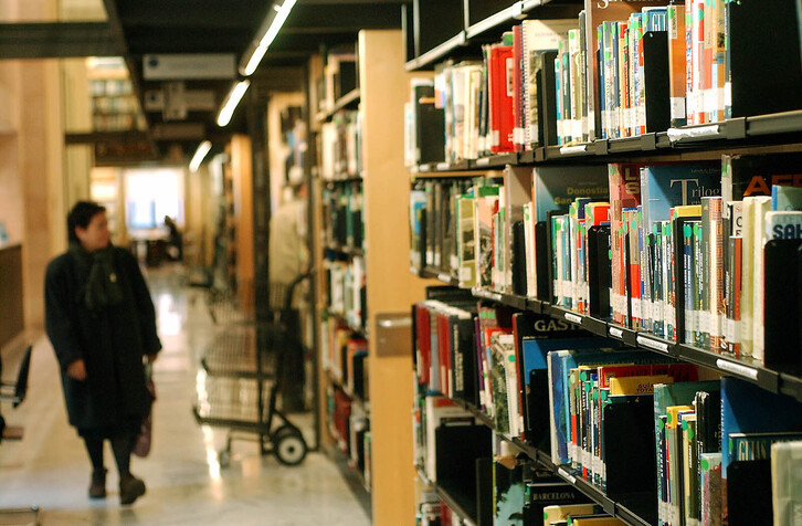 Liburutegi baten funtsak, artxiboko irudian.