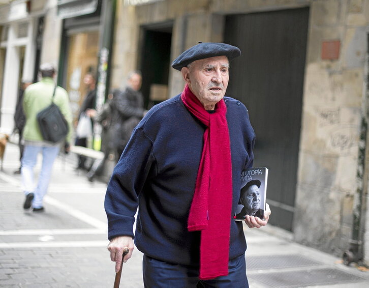 Lucio Urtubia, 2014. urteko argazki batean, Iruñean bere biziari buruzko liburua aurkeztu zuenekoa.