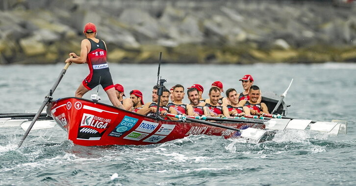Ezkerreko irudian, Benigno Lojo istriborreko lehenengo tostan, Zierbenako estropadan. Orrialde honetan, goian, Natalia Tubio Caboko patroia Zierbenan, patroi onenaren saria ospatzen.