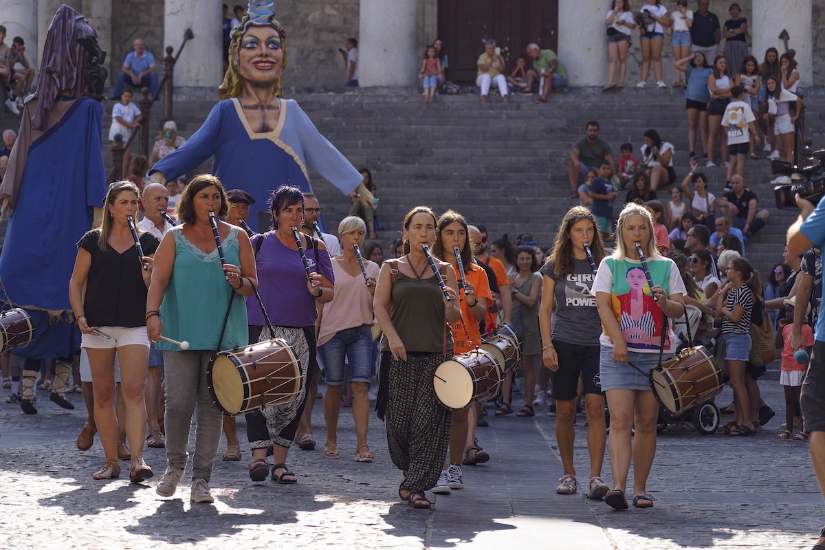 Mutrikun igande arratsaldean botako dute txupinazoa eta ondoren, erraldoi eta buruhaundien konpartsa aterako da, txistu taldeak lagunduta. (Aritz LOIOLA | FOKU)