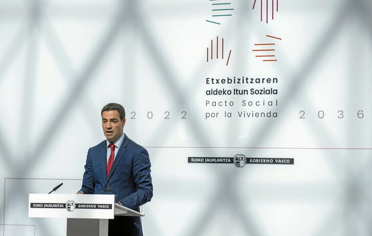 Pradales interviene durante la reunión del Pacto Social por la Vivienda.