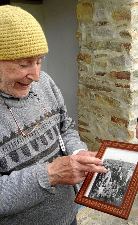 Balbuena señala una foto del Euzkadiko Gudarostea.