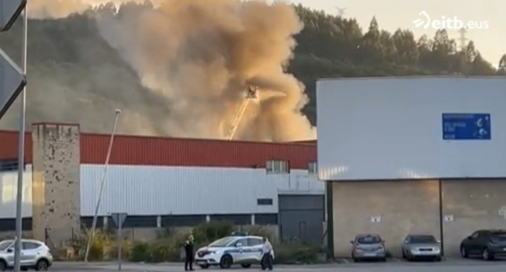 Humareda por el fuego producido en el polígono.