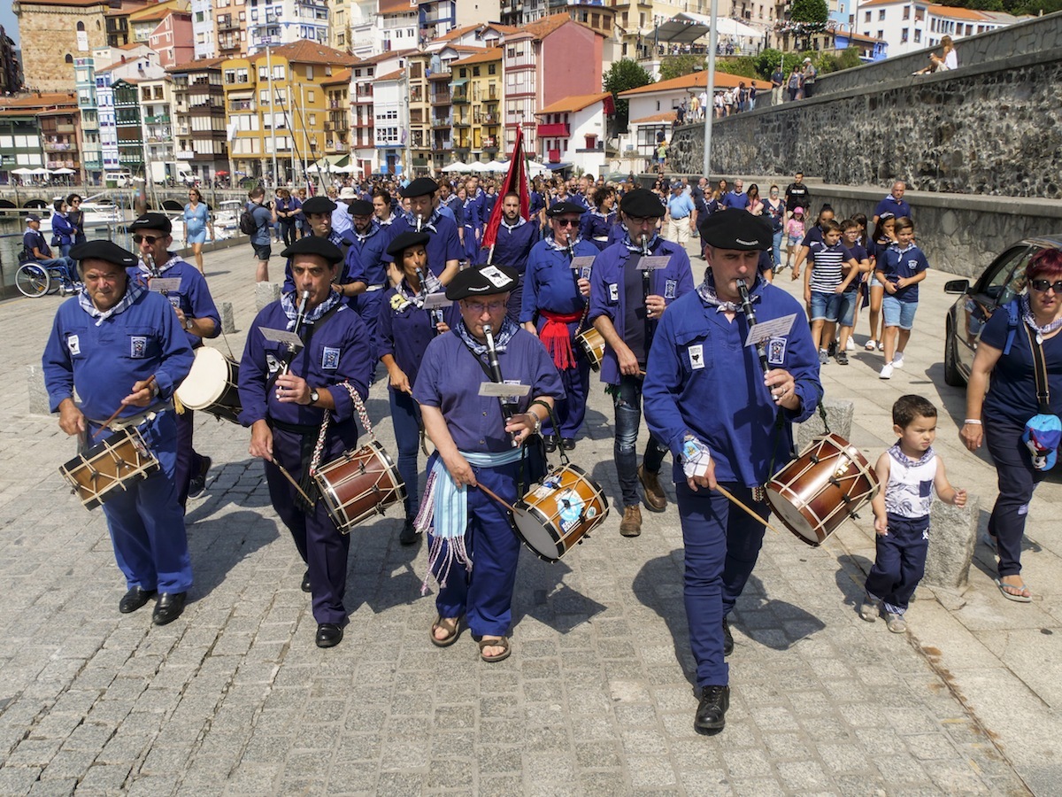Txistulariek bidea zabalduko diete Udalbatzako kideei, astelehenean, porturako bidean. (Monika DEL VALLE | FOKU)