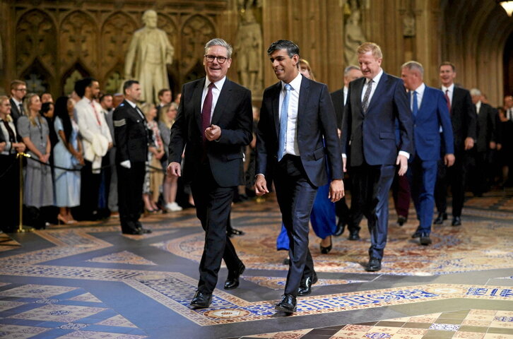 Starmer y Sunak guían a los diputados hasta la Cámara de los Lores para escuchar al rey.