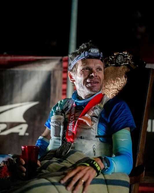 Ludovic Pomeret frantziarra Hard Rock 100 lasterketan atseden hartzen.