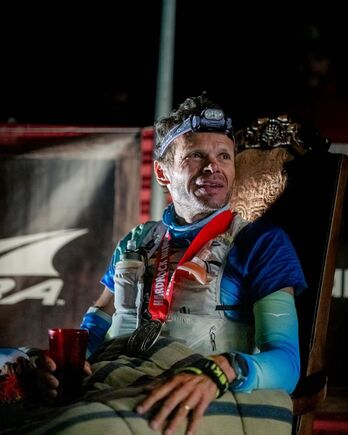 Ludovic Pomeret frantziarra Hard Rock 100 lasterketan atseden hartzen.