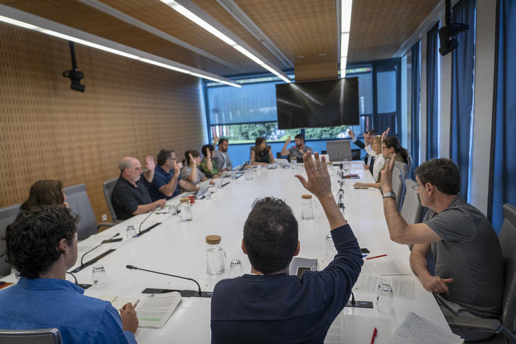 Votación del informe de la ponencia sobre la reforma tributaria en la comisión de Hacienda de las Juntas Generales de Gipuzkoa.