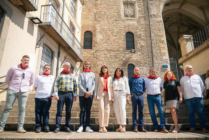 Gasteizko eskualdeko etxeetako ordezkariak ostegun honetan Maider Etxebarria alkatearekin.