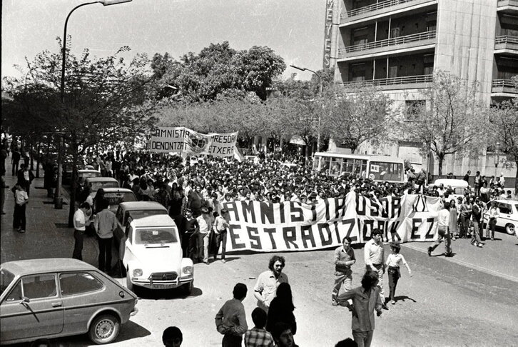 Euskal errefuxiatuen extradizioen aurka egindako manifestazio jendetsu baten irudia.