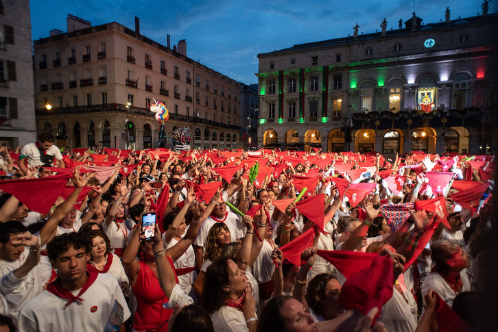 Askatasunaren plaza jendez lepo Baionako besten amaiera ekitaldian.