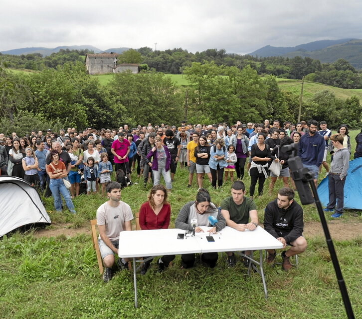 Aroztegiko proiektuaren aurkako agerraldi jendetsua egin zuten asteartean Lekarozen.