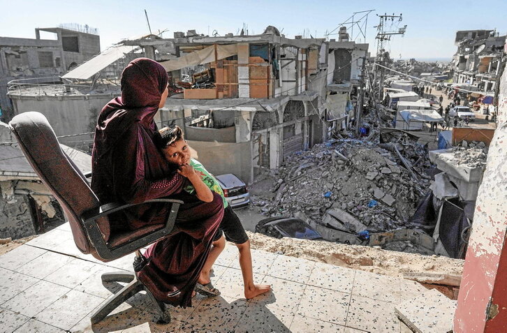 Imagen de viviendas destrozadas por los bombardeos en Bani Suheila, localidad cercana a Yan Junis, en el sur.