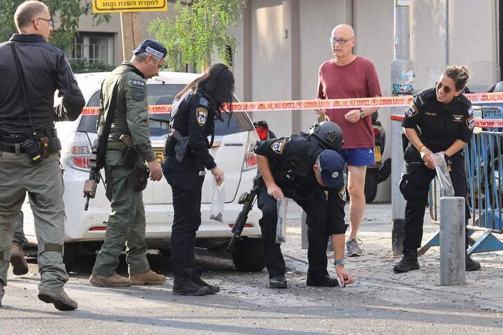 Policías israelíes inspeccionan en Tel Aviv el lugar en el que ha impactado un dron, en un ataque reivindicado por los rebeldes hutíes de Yemen.