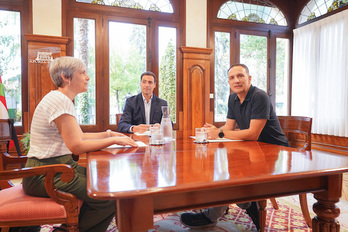 Imanol Pradales se ha quitado la corbata y ha cambiado de escenario para recibir a ELA.