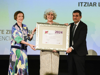 Itziar Laka, saria jasotzen.