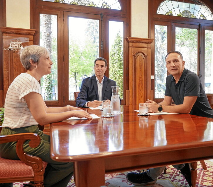 Mitxel Lakuntza y Amaia Muñoa, de ELA, junto al lehendakari Imanol Pradales.