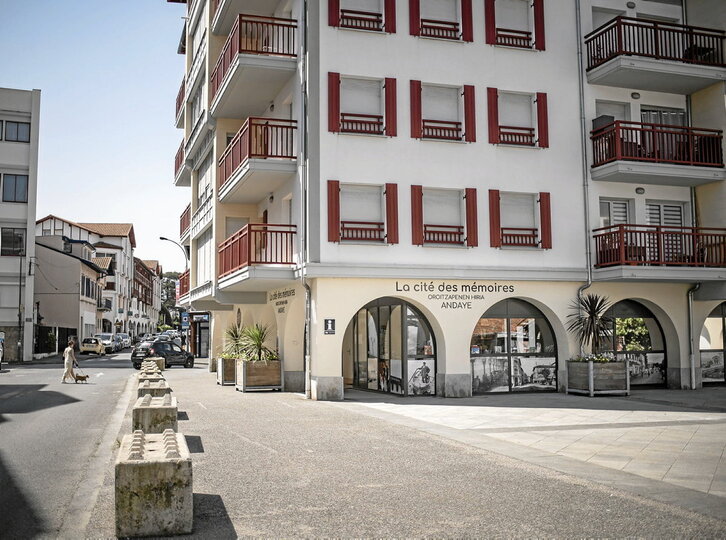 Desde su apertura, el miércoles, los visitantes recorren las salas que trazan acontecimientos, grandes y pequeños, que marcan la historia de Hendaia y, por extensión, de Euskal Herria.