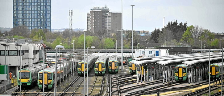 Tren-operadoreak berriz publiko egiteko proiektua abiatu du Londresek.