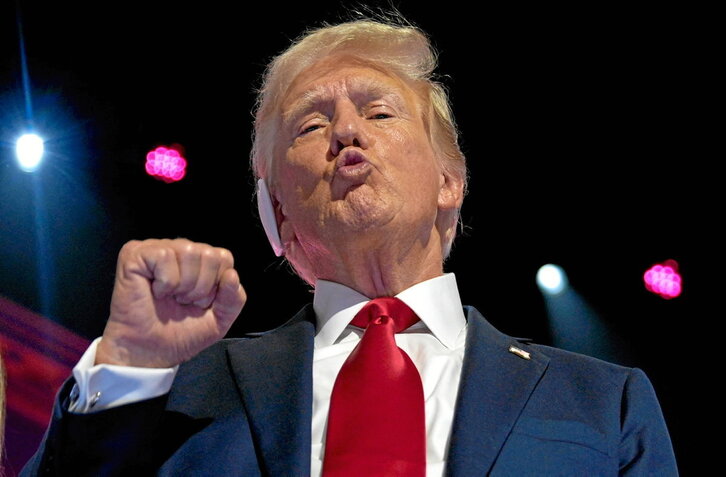 Donald Trump gesticula tras aceptar la nominación como candidato presidencial republicano.