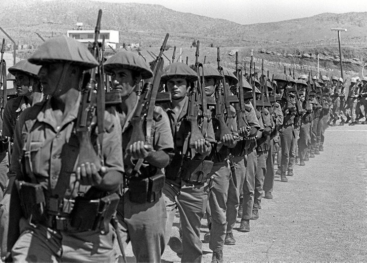 Soldados turcos desfilan en columna en Chipre, el 18 de septiembre de 1974.