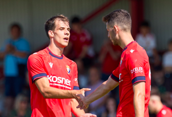 Ander Yoldi se saluda con Raúl García de Haro tras hacer uno de los goles.
