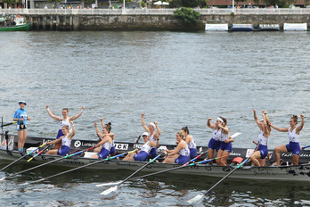 Arraun Lagunak-eko eskifaia, artxiboko irudian; Sestaoko Bandera.
