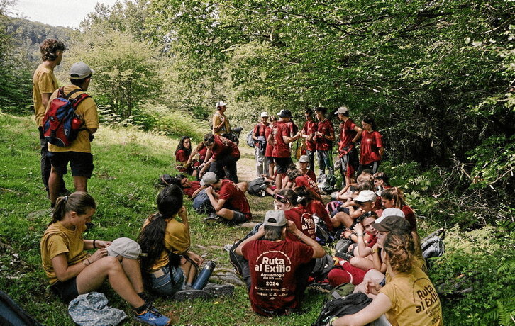 En la página anterior, los jóvenes hacen un alto en el camino. Junto a estas líneas, emulando a los mugalaris en la marcha nocturna.