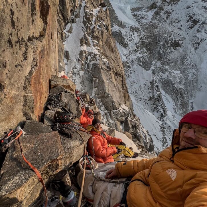 Alpinistok erlaitz txiki batean antolatu zuten lehen bibaka.