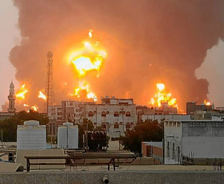 Una columna de fuego se eleva tras el ataque israelí al puerto de Hodeida.