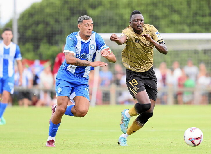 El amistoso entre Alavés y Real acabó con empate en el marcador y el trofeo de Guardia se resolvió a los penaltis.