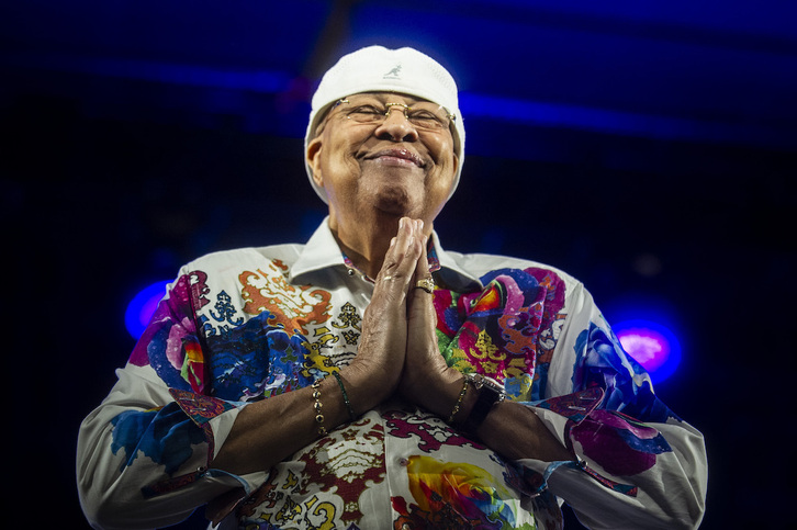 Chucho Valdés agradece el aplauso del público en el Festival de Jazz de Gasteiz.