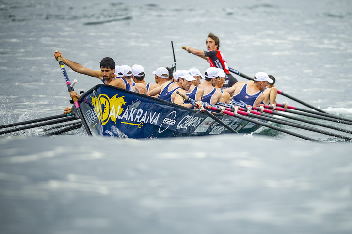 Urdaibaiko eskifaia, artxiboko irudi batean, arraunean. 
