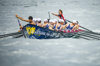 Urdaibaiko eskifaia, artxiboko irudi batean, arraunean. 
