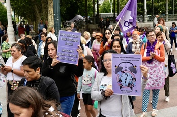La deriva reivindicativa de las trabajadoras de hogar y de cuidados de Hego Euskal Herria ha recorrido las calles de Donostia.