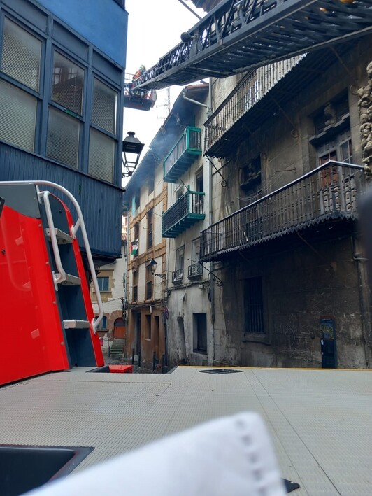 Algunos de ellos los vecinos han tenido que ser rescatados de los balcones por los bomberos con vehículos-escala.