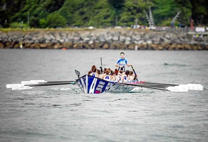 Arraun Lagunak-eko eskifaia, artxiboko irudi batean, Andrea Astudillo patroi duela.