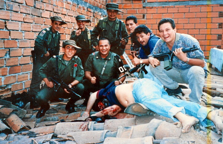 El 2 de diciembre de 1993, un año y medio después de la sonada fuga, Escobar fue abatido a tiros en un tejado de Medellín.