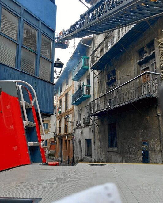 Suhiltzaileen garabia, bizilagunak laguntzen.