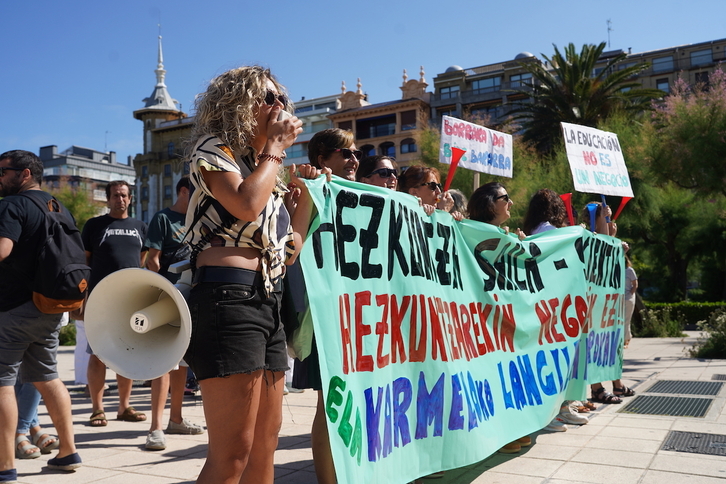 Trabajadoras y trabajadores de Karmelo Ikastetxea se han concentrado ante la sede de Departamento de Educación en Donostia.