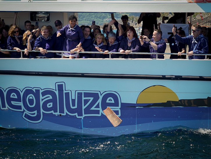 Nadia Nemeh Bermeoko alkateak jaurti du teila uretara.